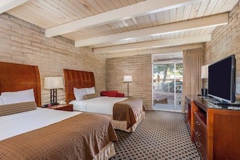 Room, 2 Queen Beds, Smoking, Poolside