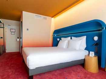Standard Room, 1 Queen Bed