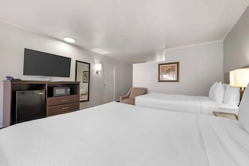 Standard Room, 2 Queen Beds, Accessible, Bathtub