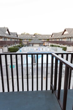 Signature Room, 1 King Bed, Balcony