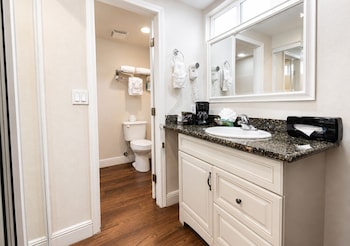 Signature Room, 1 King Bed, Patio, Ground Floor