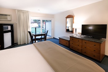 Signature Room, 1 King Bed, Patio, Ground Floor