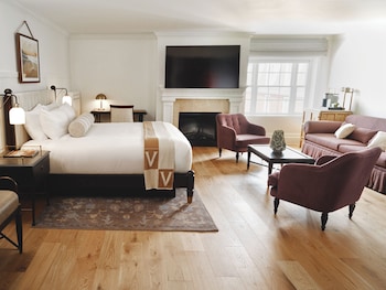 Suite, Fireplace (Breakers Mansion)