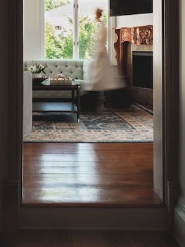 Suite, Fireplace (Kingscote Mansion)