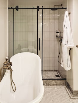 Suite, 1 King Bed, Accessible (Belcourt)