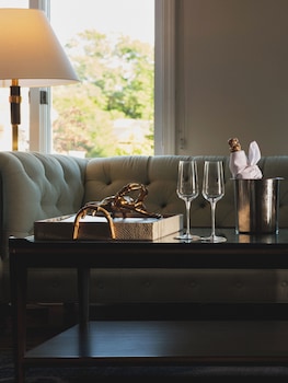 Suite, Fireplace (Kingscote Mansion)