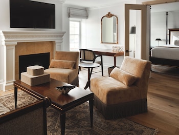 Suite, Fireplace (Breakers Mansion)