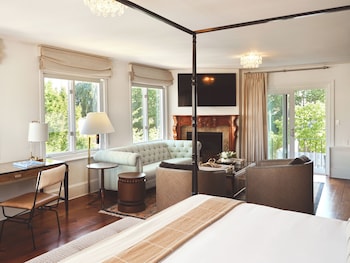 Suite, Fireplace (Kingscote Mansion)
