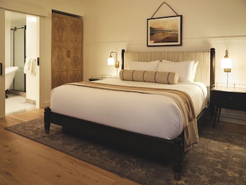 Suite, 1 King Bed, Accessible (Belcourt)
