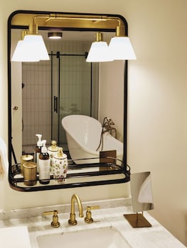 Suite, 1 King Bed, Accessible (Belcourt)
