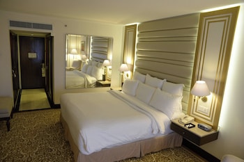 Deluxe Room, 1 King Bed, Smoking