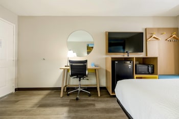 1 King Bed, Non-Smoking