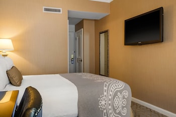 Room, 1 Queen Bed (Petite)
