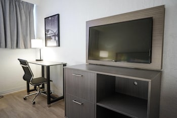 Room, 1 King Bed, Mobility Accessible, Non Smoking (Mobility, Bathtub W/grab Bars)