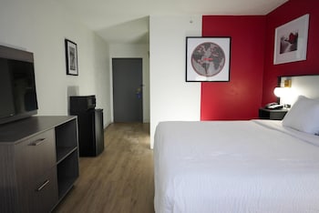 Room, 1 King Bed, Mobility Accessible, Non Smoking (Mobility, Bathtub W/grab Bars)