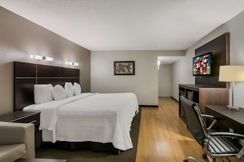 Deluxe Room, 1 King Bed, Poolside (Smoke Free)