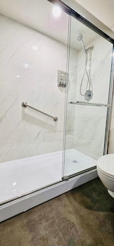 Standard One Queen Full Kitchen - Conference Centre