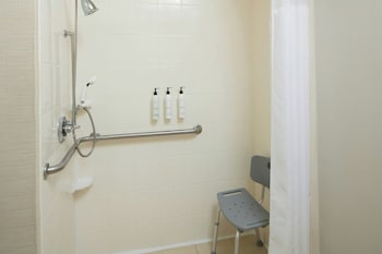 Room, 2 Queen Beds, Hearing Accessible (Roll-in Shower)