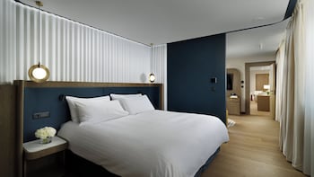 Club Suite, 1 King Bed, Club Lounge Access (Acropolis View)