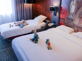 Family Room (1 Double Bed and 1 Single Bed)