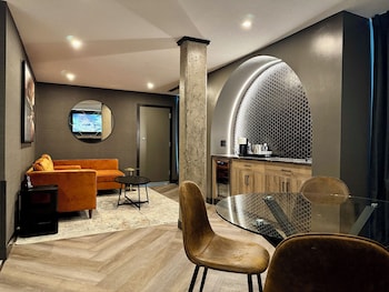 Executive Suite (Breakfast for up to 2 adults)