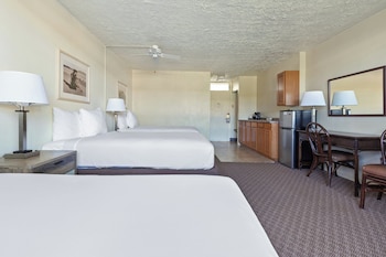 Room, Poolside (Three Beds)