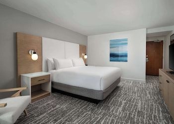 Suite, 1 King Bed, Accessible, Ocean View (Hearing)