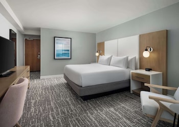 Suite, 1 King Bed, Accessible, Ocean View (Hearing)