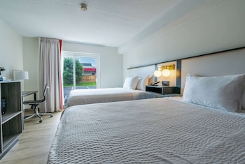 Room, 2 Queen Beds, Non Smoking (Ground Floor)