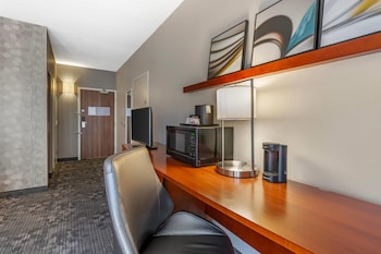 Room, 1 King Bed, Roll-in Shower, Non Smoking