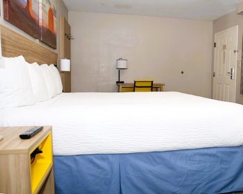 Room, 1 King Bed, Refrigerator & Microwave