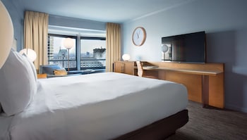 Urban Room, 1 King Bed, Accessible (Roll in Shower)