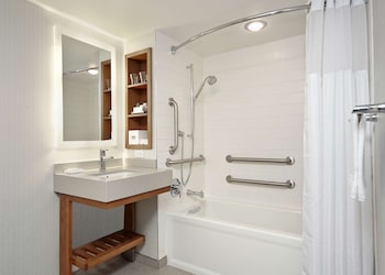 Urban Room, 1 King Bed, Accessible, Bathtub