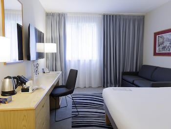 Standard Room, 1 Queen Bed, Mobility Accessible
