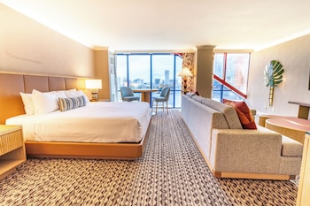 Deluxe Room, 1 King Bed, Accessible Bathtub (High Floor)