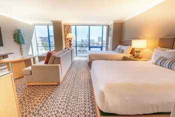 Deluxe Room, 2 Queen Beds, Roll-in Shower