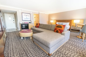 Deluxe Room, 1 King Bed, Accessible Bathtub (High Floor)