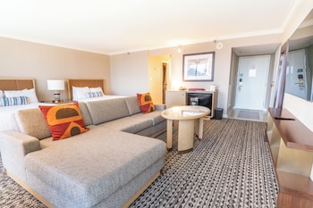 Deluxe Room, 2 Queen Beds, Roll-in Shower