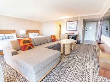 Deluxe Room, 2 Queen Beds, Roll-in Shower