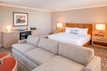 Deluxe Room, 1 King Bed, Accessible Bathtub (High Floor)