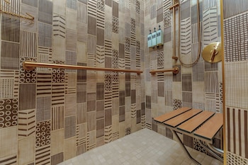 Deluxe Room, 2 Queen Beds, Roll-in Shower (High Floor)