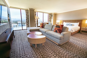 Deluxe Room, 1 King Bed, Accessible Bathtub