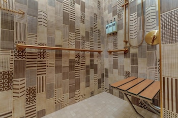 Deluxe Room, 2 Queen Beds, Roll-in Shower