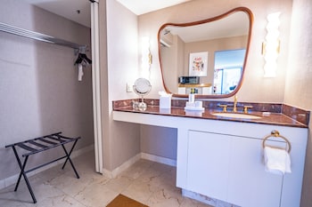Deluxe Room, 1 King Bed, Accessible Bathtub (High Floor)