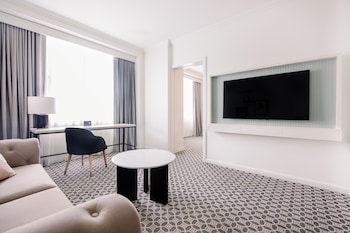 Signature Suite (ADA COMPLIANT)