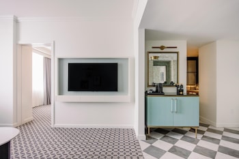 Signature Suite (ADA COMPLIANT)