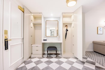 Signature Suite (ADA COMPLIANT)