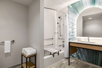Room, 1 King Bed, Accessible, Bathtub