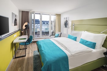 Standard Room, 1 Queen Bed, Balcony, Garden View