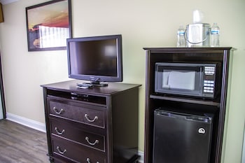 Room, 1 Queen Bed, Roll-in Shower